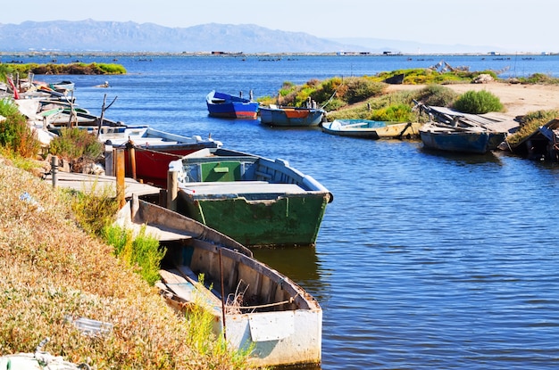 barcos de pesca en el delta del río Ebro