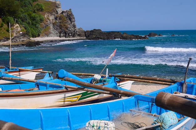 Barcos de pesca estacionados en la playa