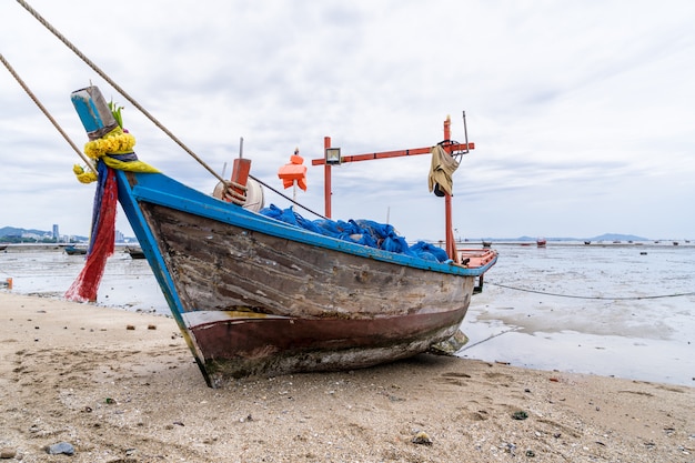 Los barcos de pesca están estacionados en la playa.