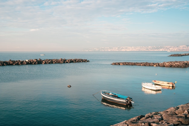 Barcos de pesca flotando en la orilla del mar Mediterráneo. Italia. Marina.