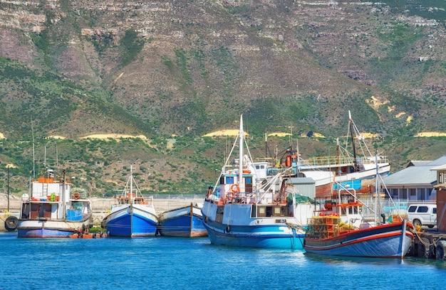 Barcos de pesca en Hout Bay Ciudad del Cabo Barcos de pesca en el puerto de Hout Bay cerca de Ciudad del Cabo Sudáfrica
