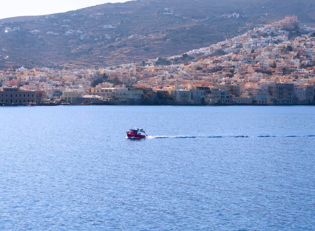 Barcos de pesca en la isla de Syros en Grecia