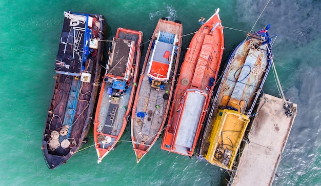 Barcos de pesca de madera flotando en el puerto.