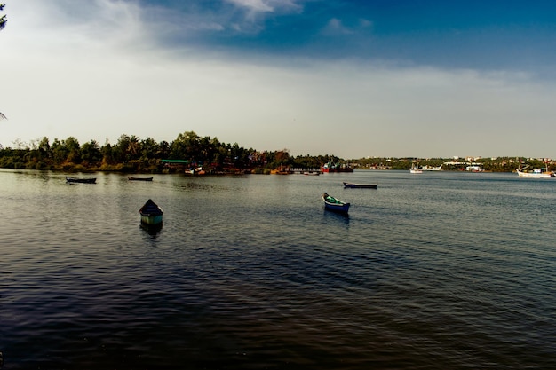 Barcos de pesca de madera flotando en el río Mangalore India