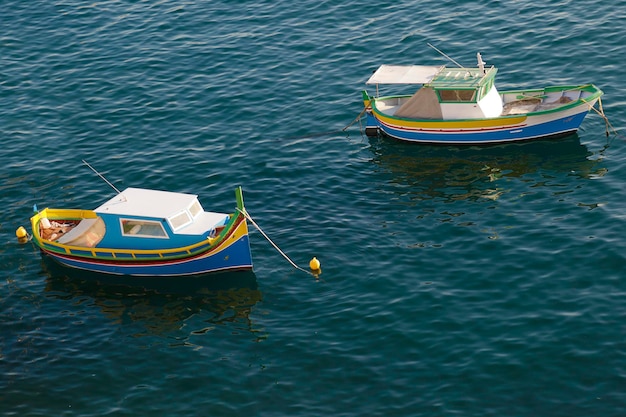 Barcos de pesca malteses típicos llamados luzzu Malta