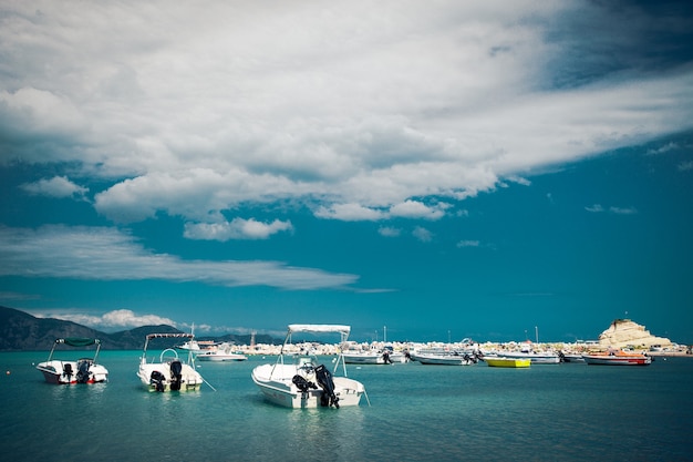 Barcos de pesca en el mar Jónico en Grecia