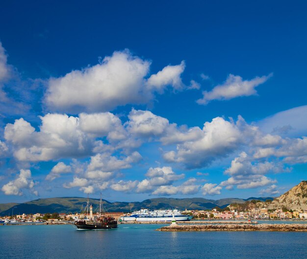 Barcos de pesca en el mar Jónico en Grecia