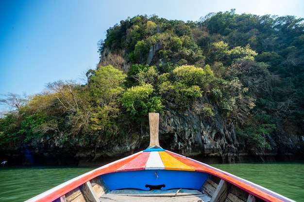 Barcos de pesca en el mar en Phuket, Tailandia