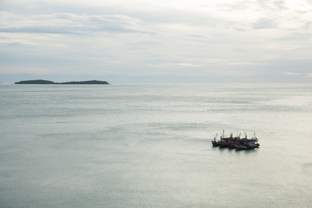 Barcos de pesca en el mar