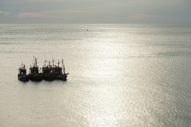 Barcos de pesca en el mar