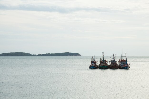 Barcos de pesca en el mar