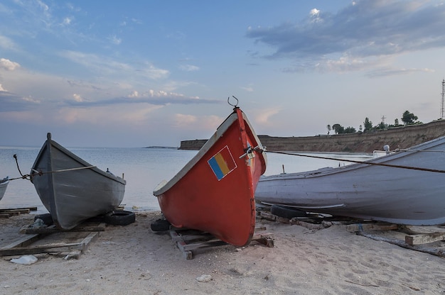 Barcos de pesca en la orilla del mar. Playa de arena.