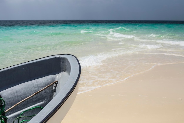 Barcos de pesca en la playa de Zanzíbar. Hermosa playa en Zanzíbar con agua turquesa y barcos