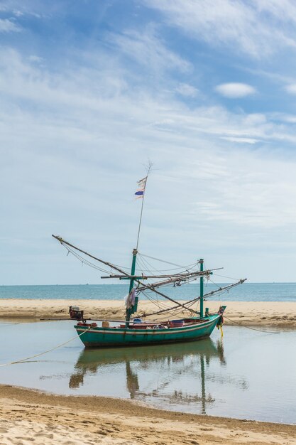 Barcos de pesca y playas costeras en el sur