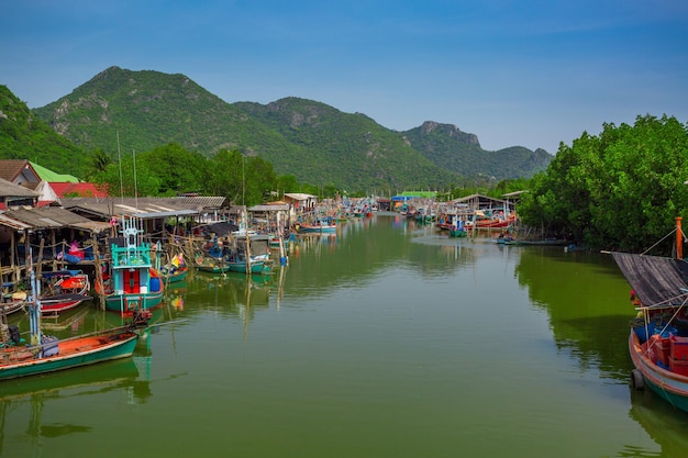 Barcos de pesca de pueblos pesqueros en el sur de Tailandia