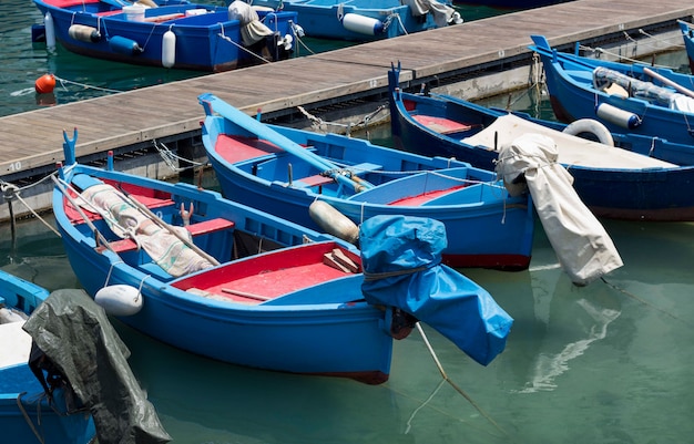 Barcos de pesca en un puerto en Italia