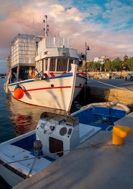 Barcos de pesca en el puerto de Loutra Edipsou en la isla Evia en Grecia