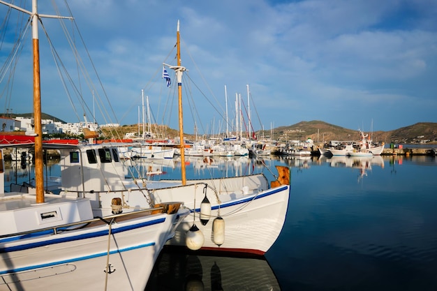 Barcos de pesca en el puerto de Naousa, isla de Paros, Grecia