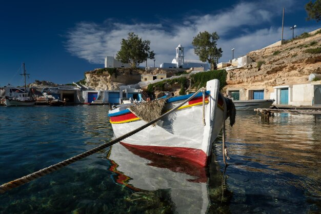 Foto barcos de pesca en el puerto del pueblo pesquero de mandrakia, isla de milos, grecia.