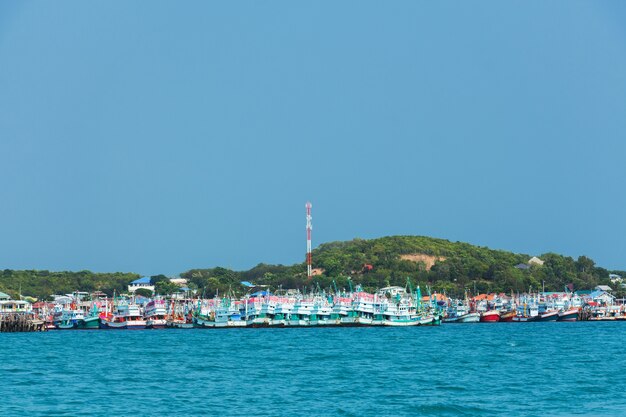 Barcos de pesca tailandeses en el puerto