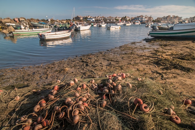 Barcos de pesca tradicionales en la arena.