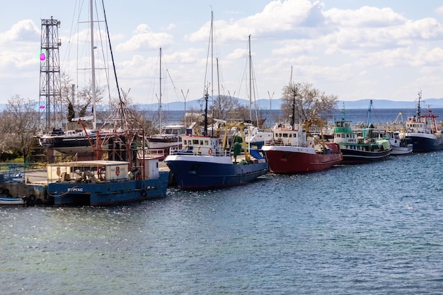 Barcos de pesca tradicionales a lo largo de la costa en la antigua ciudad de Nessebar Bulgaria