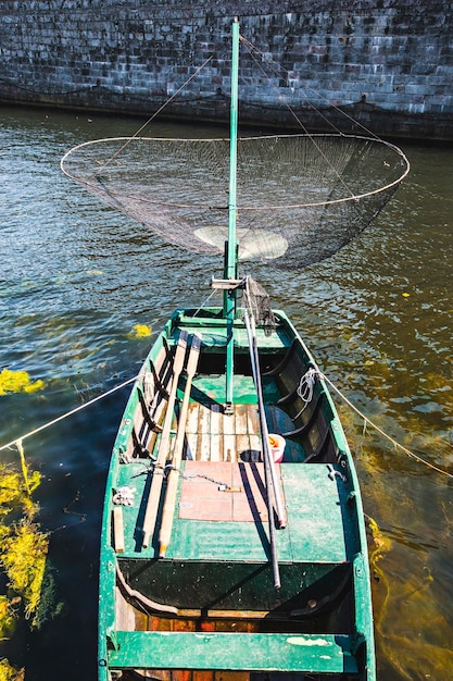 Barcos de pesca tradicionales de madera con redes en el agua en el casco antiguo de Gamla Stan Estocolmo, Suecia