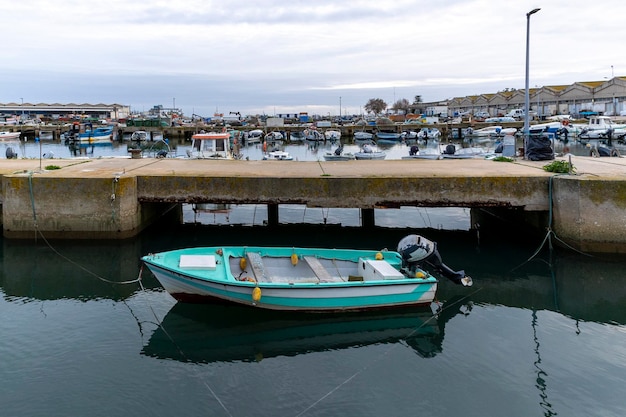 Barcos de pesca tradicionales en los muelles