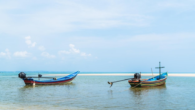 Barcos de pesca tradicionales en la playa con cielo azul temporada de verano