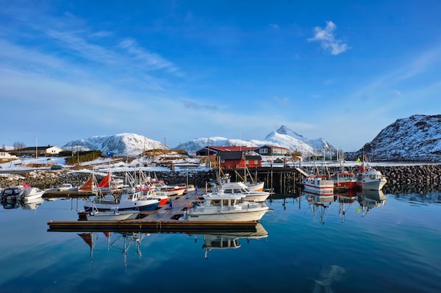 Barcos de pesca y yates en el muelle en Noruega