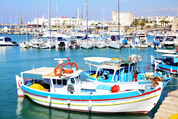 Barcos de pesca y yates en el puerto de Heraklion, Creta, Grecia