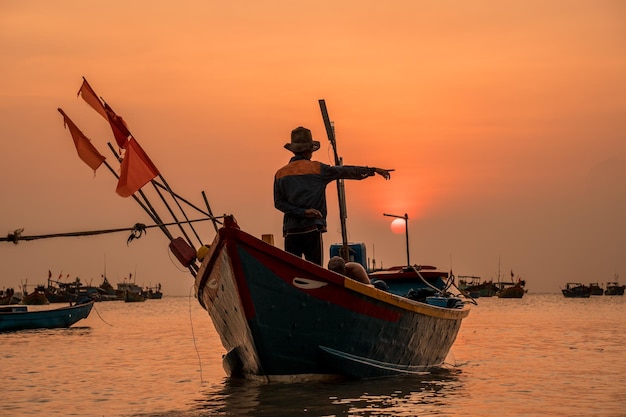 Barcos de pescadores locales llenos de artes de pesca flotando en el mar después de regresar de la pesca