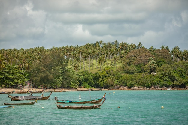 Barcos de pescadores en la playa en Tailandia clima soleado