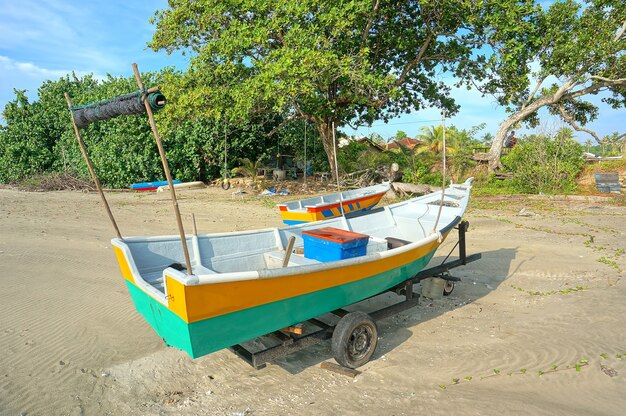 Barcos de pescadores en la playa.