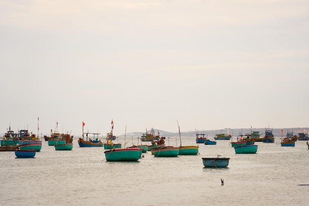 Foto barcos de pescadores en el puerto de vietnam