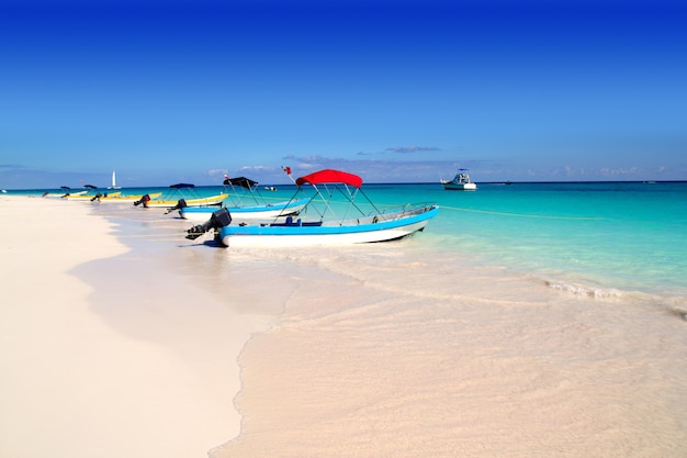 barcos en playa tropical verano caribeño