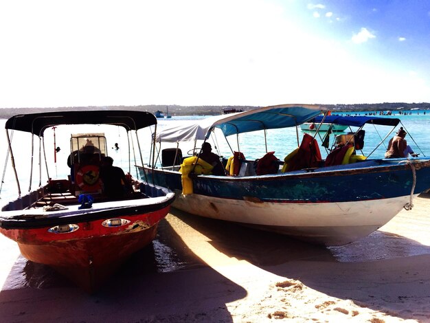 Foto barcos en la playa