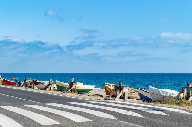 barcos en la playa