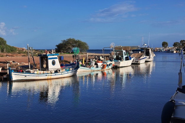 Barcos en el pueblo de Potamos, Chipre