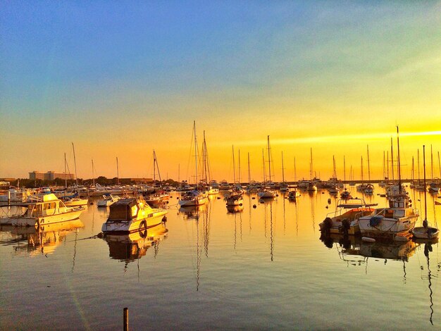 Foto los barcos en el puerto al atardecer