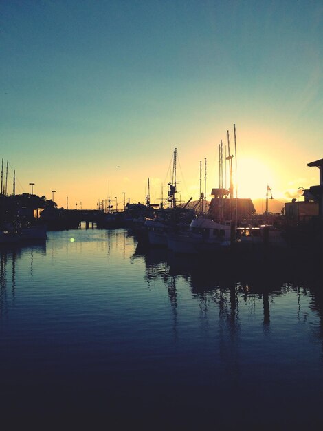 Foto los barcos en el puerto al atardecer