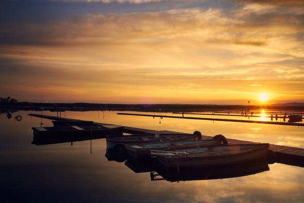 Barcos en el puerto al atardecer