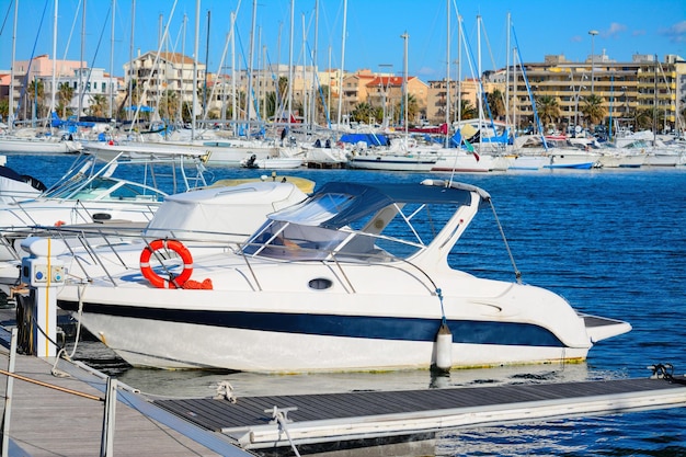 Barcos en el puerto de Alghero Italia