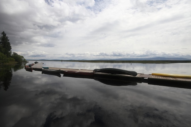 Barcos en un puerto deportivo en un lago