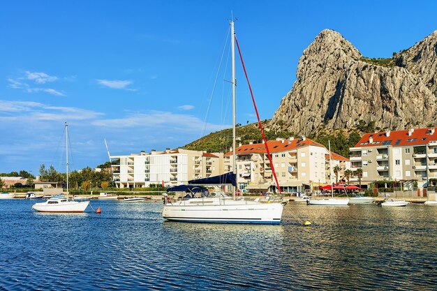 Barcos en el puerto del Mar Adriático en Omis, Dalmacia, Croacia