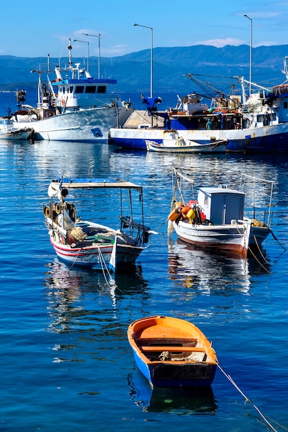 Barcos en el puerto de Nea Roda en agua de mar azul, Halkidiki, Grecia