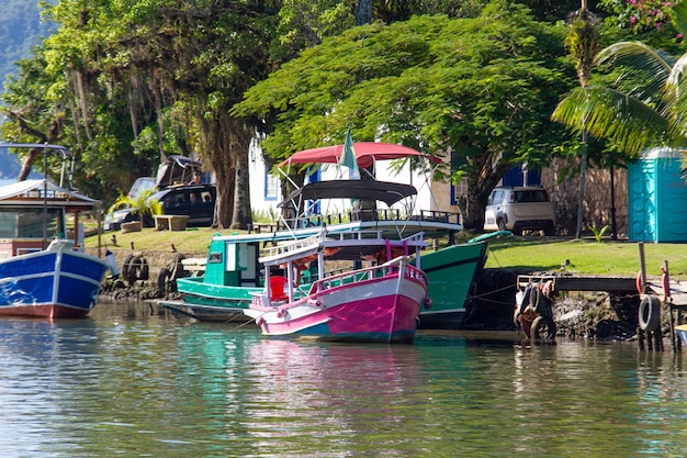 Barcos en el puerto de Paraty en Río de Janeiro, Brasil.