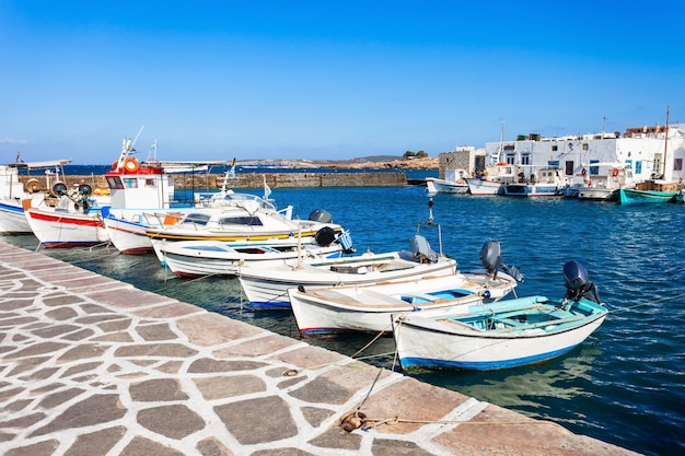 Barcos en el puerto de Paros