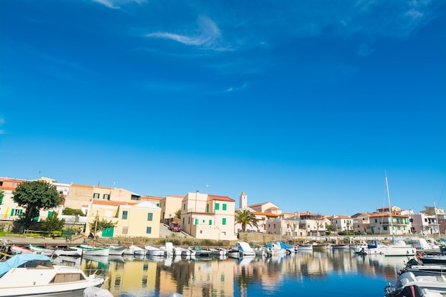 Barcos en el puerto viejo de Stintino