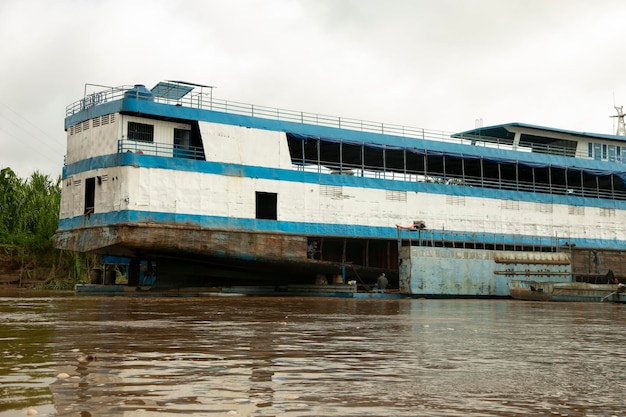 Barcos que transportan pasajeros y materiales en el río Huallaga en la Amazonía peruana